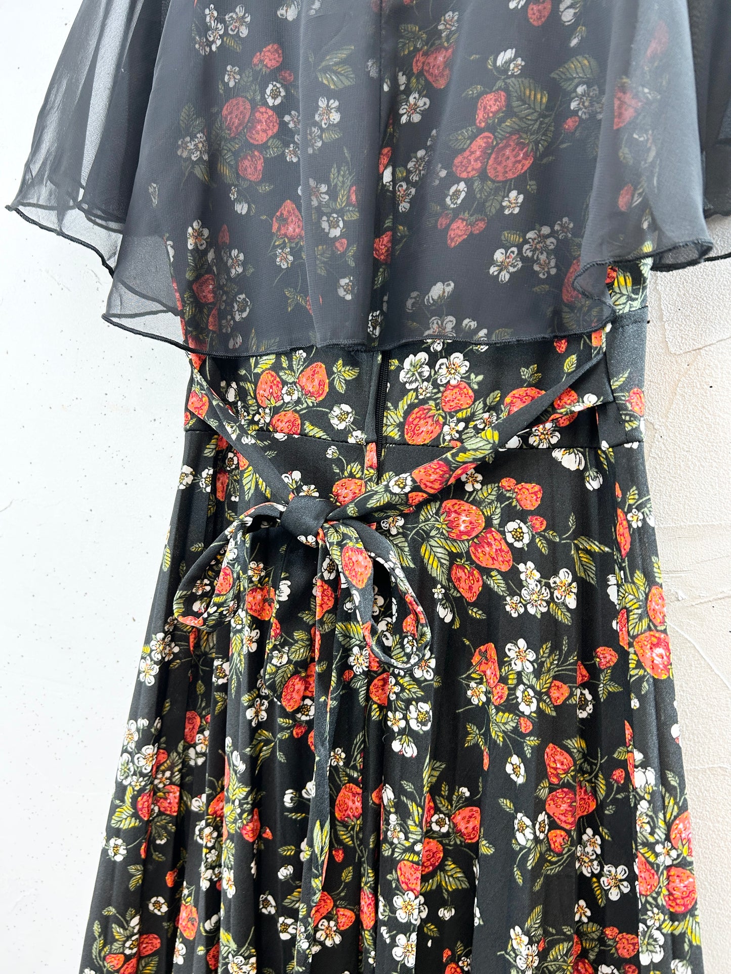 Vintage Strawberries Dress [H30912]