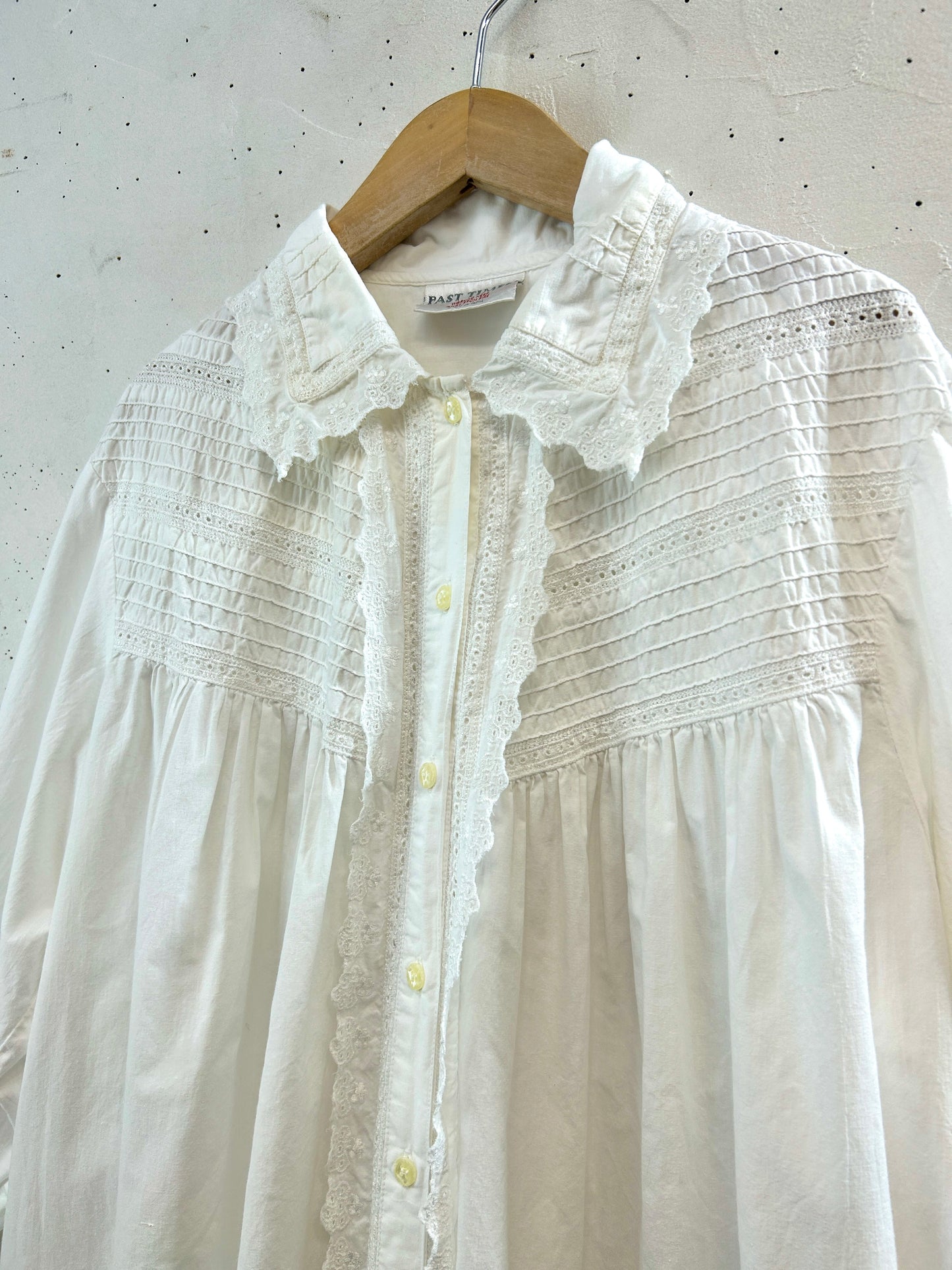 Vintage White Blouse [D32381]