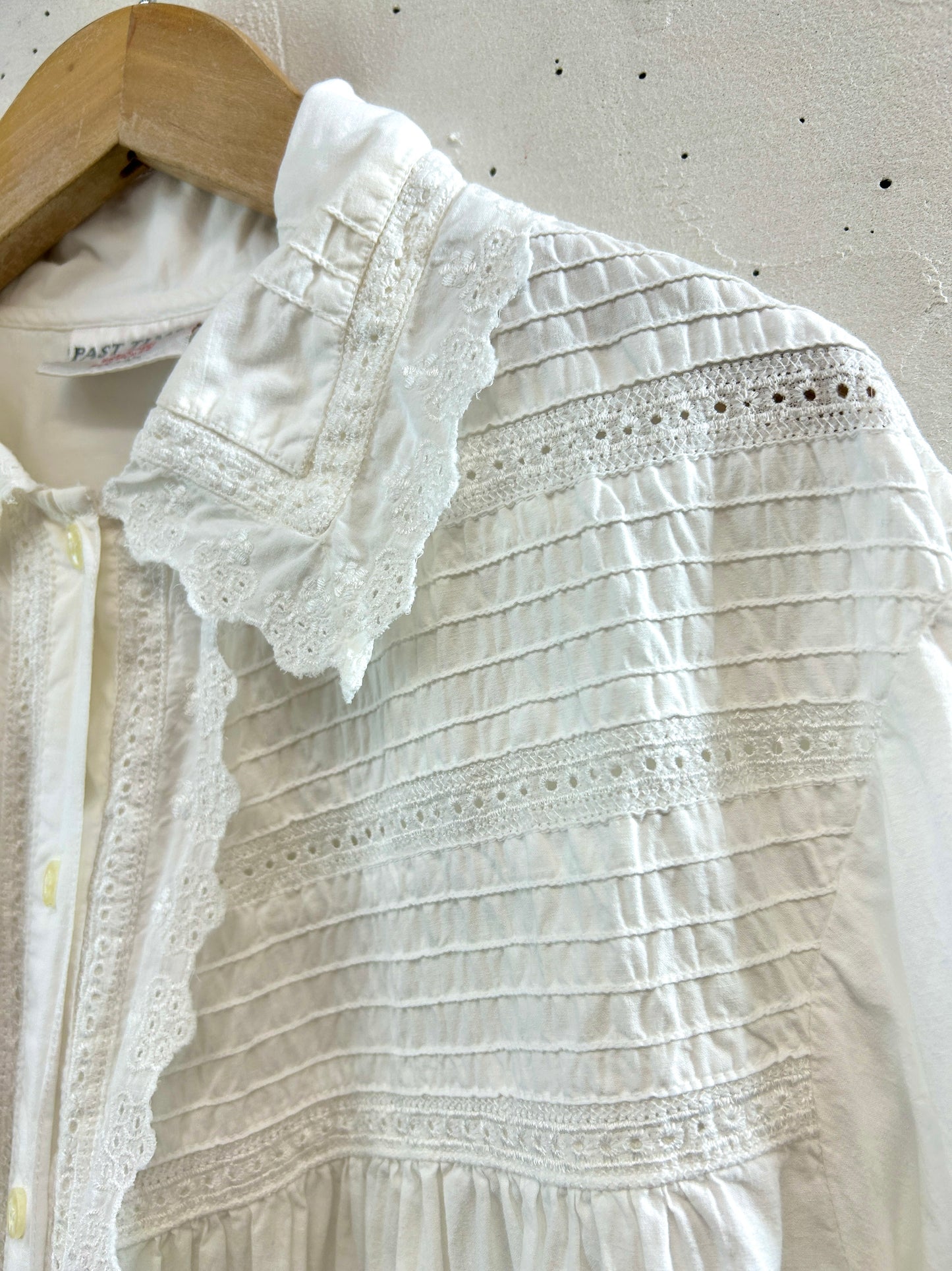Vintage White Blouse [D32381]