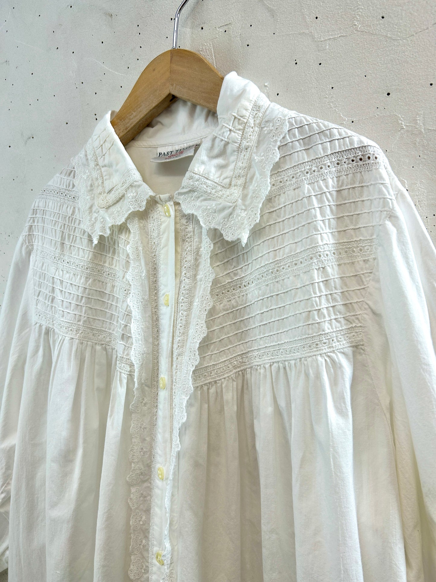 Vintage White Blouse [D32381]