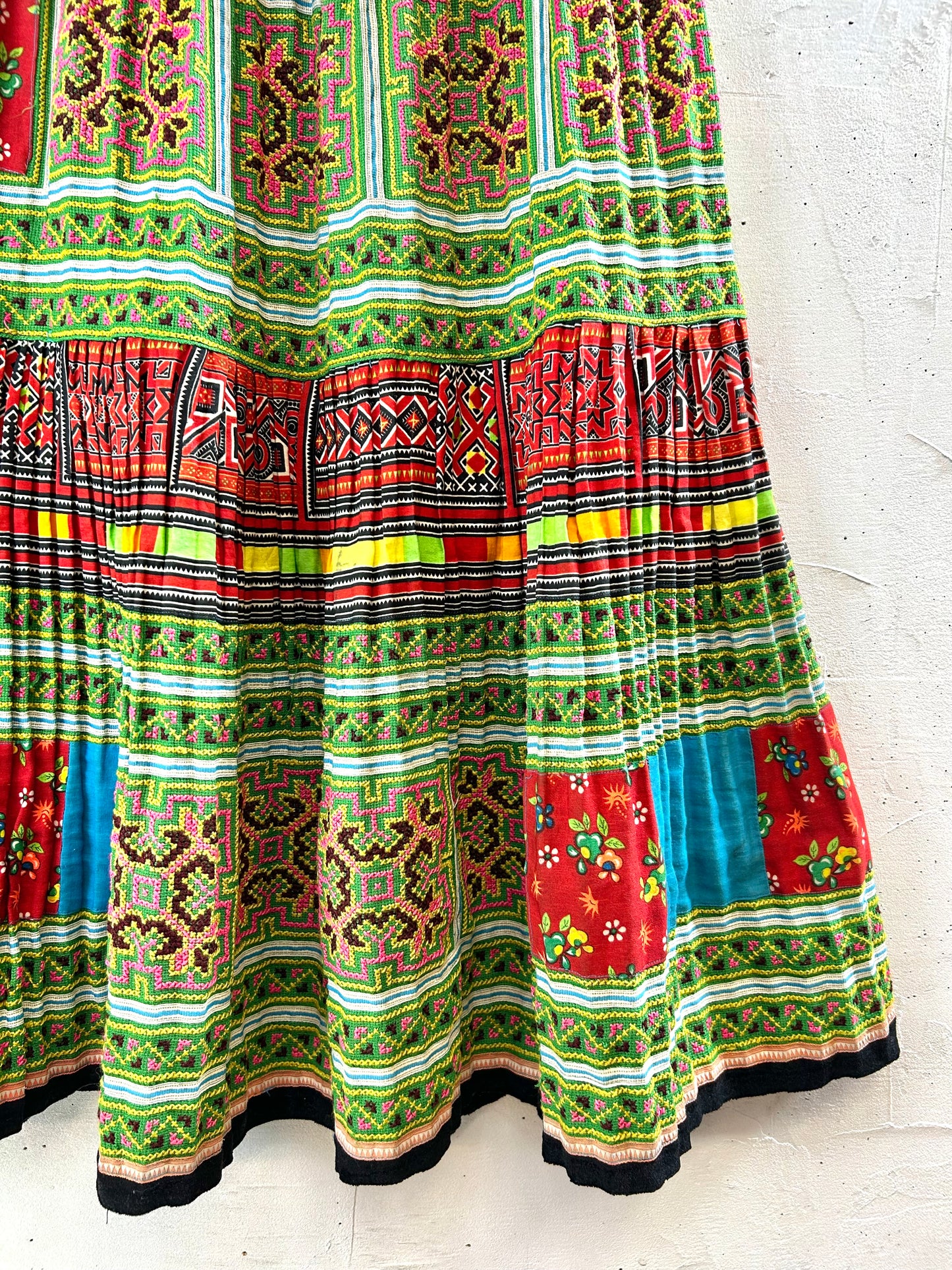 Vintage Hmong Embroidery Skirt [F30539]
