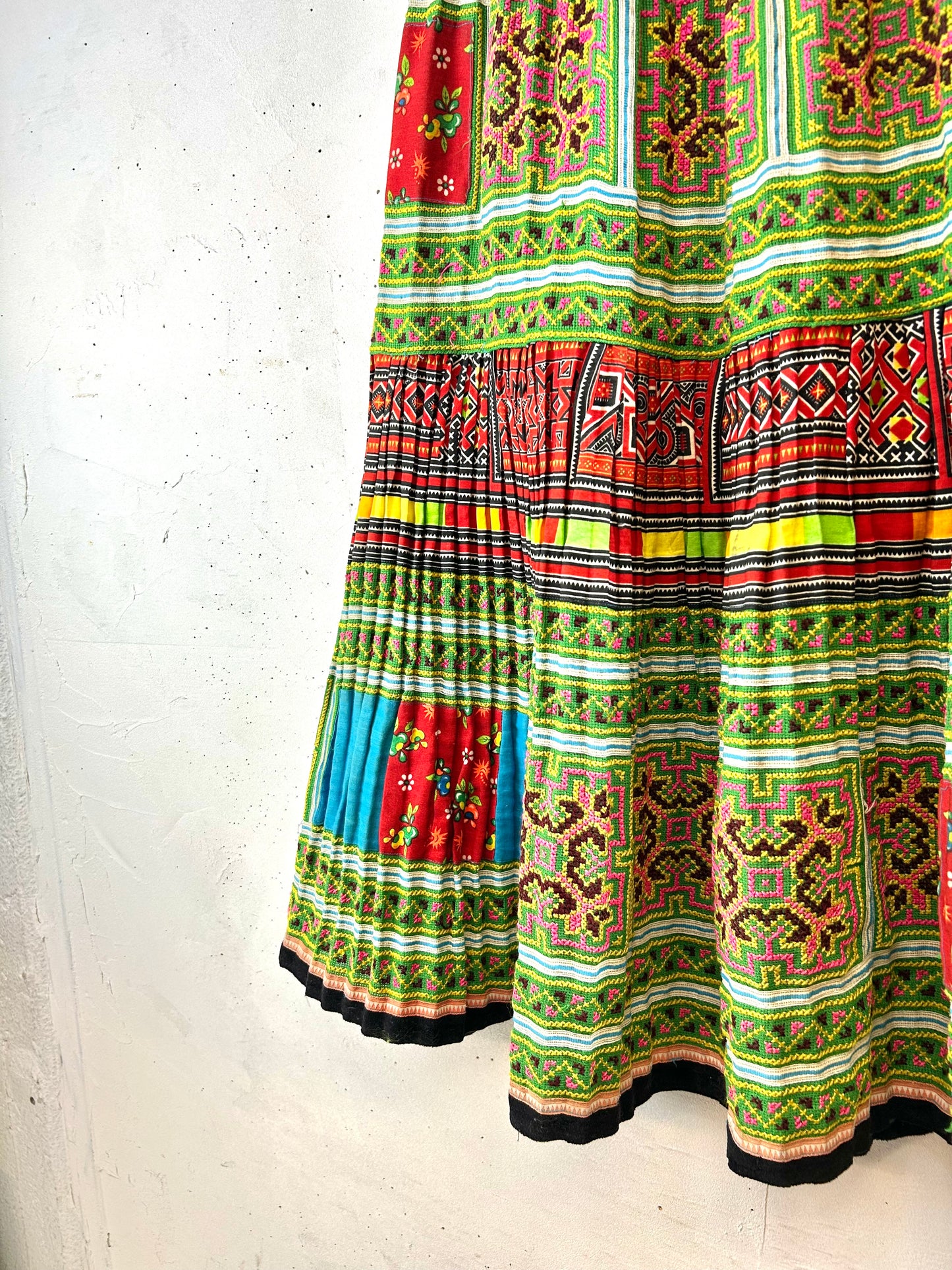 Vintage Hmong Embroidery Skirt [F30539]