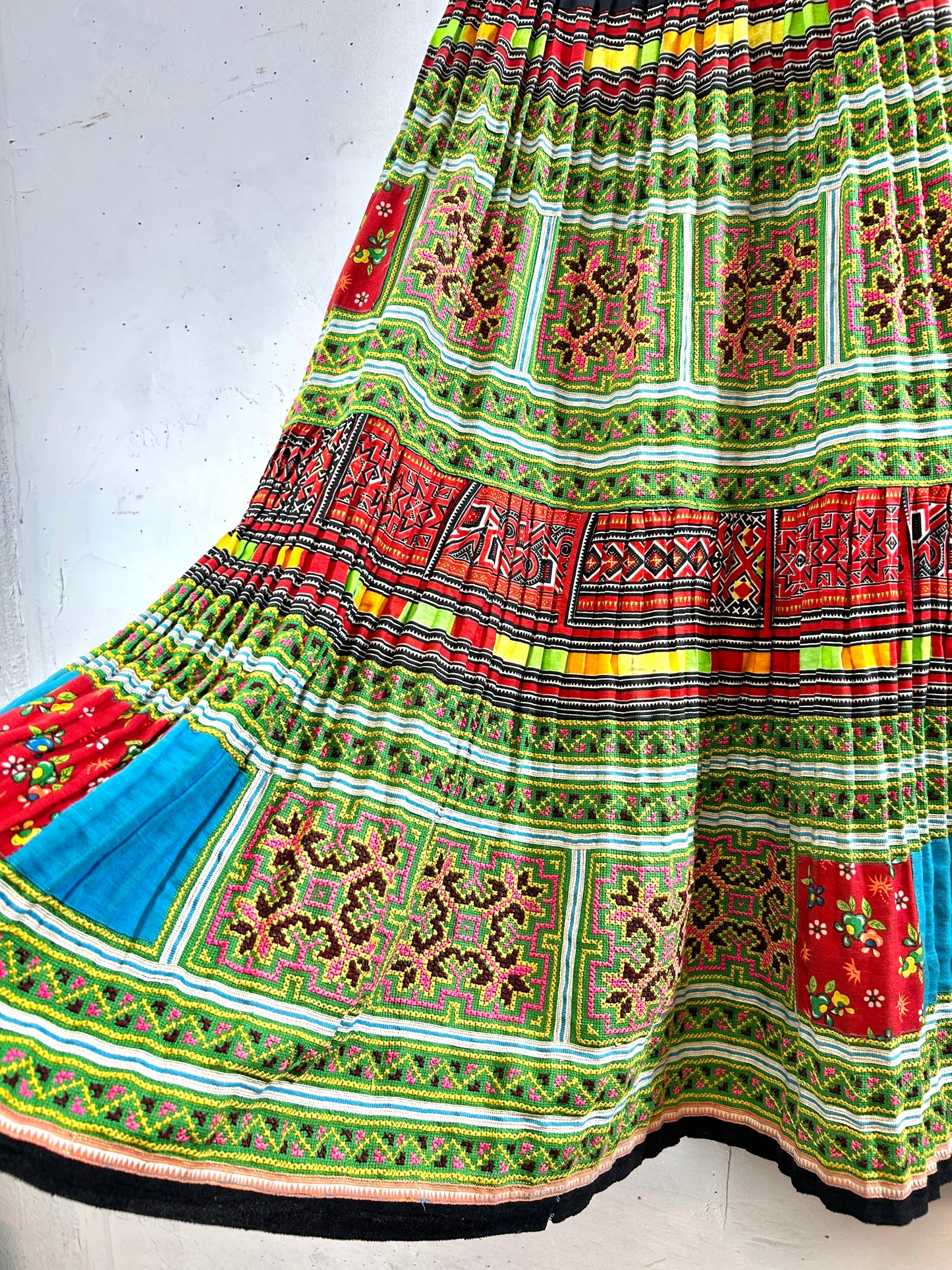 Vintage Hmong Embroidery Skirt [F30539]