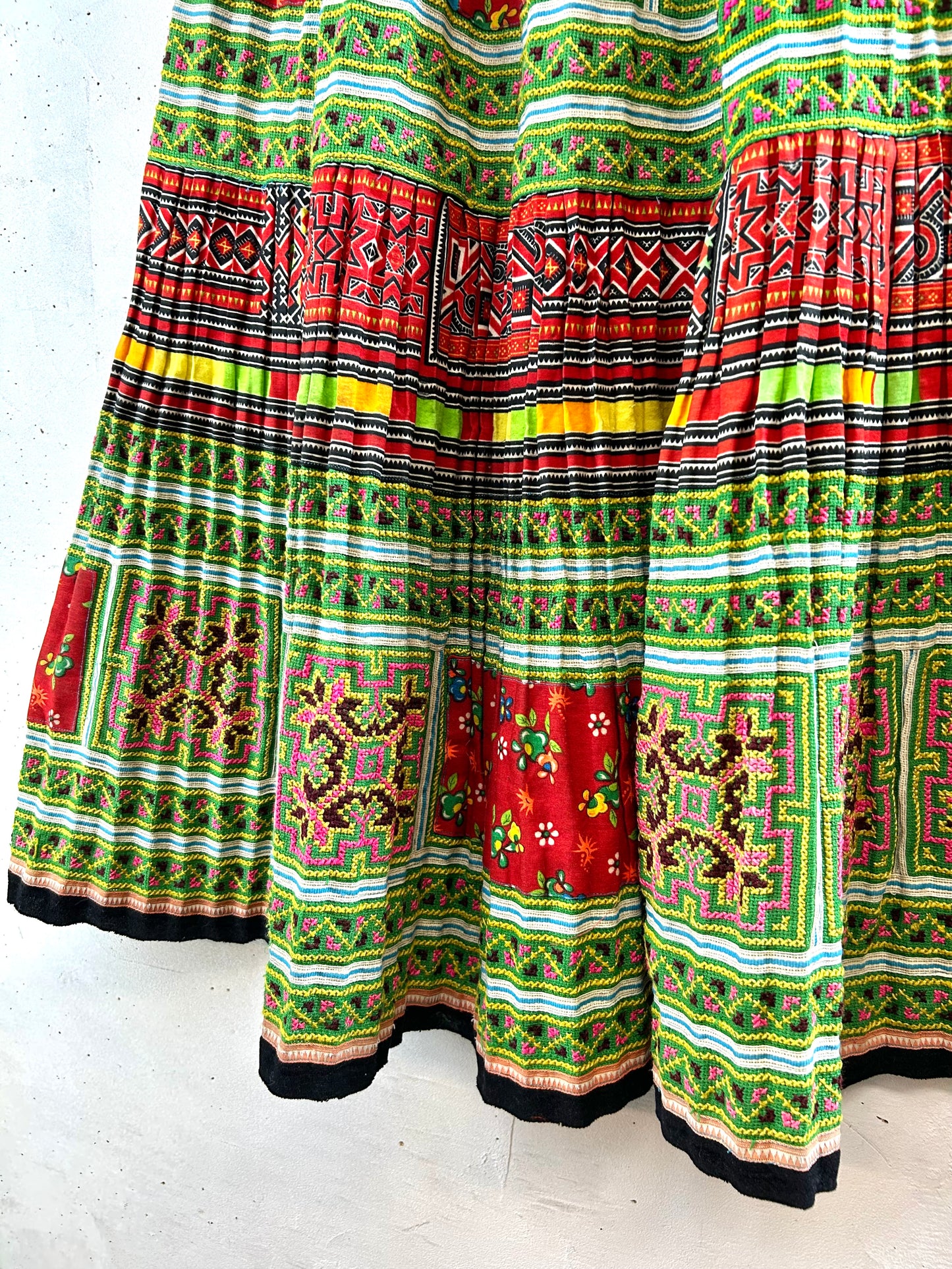 Vintage Hmong Embroidery Skirt [F30539]