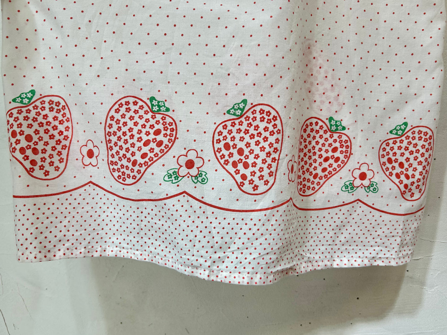 Vintage Strawberry Tops [E27075]