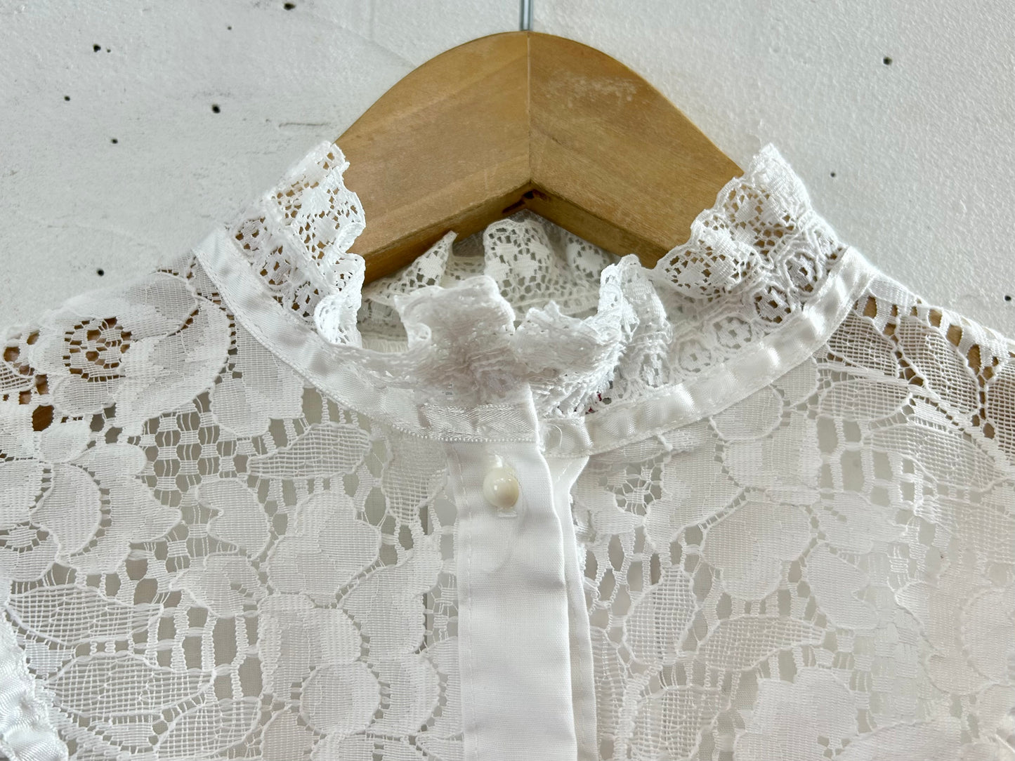 Vintage White Blouse MADE lN USA [E30136]