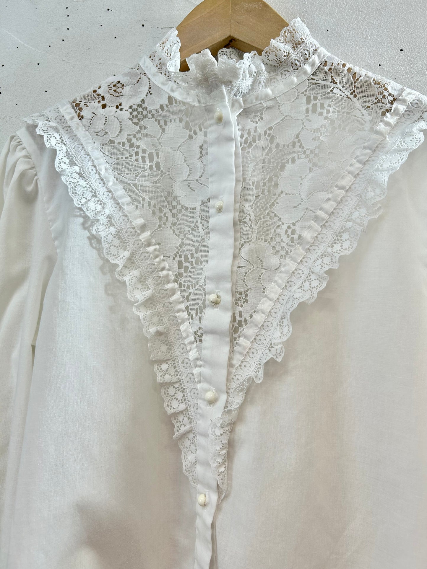 Vintage White Blouse MADE lN USA [E30136]