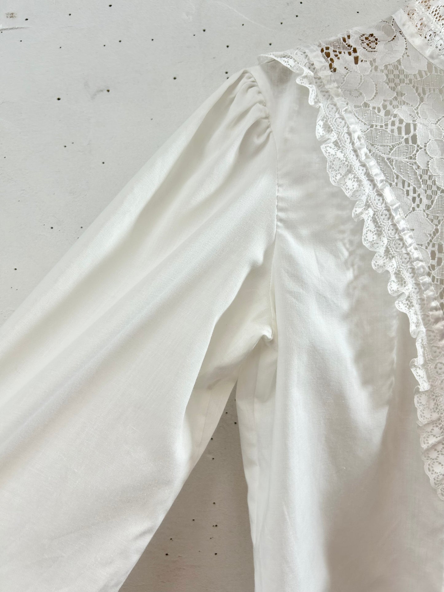 Vintage White Blouse MADE lN USA [E30136]