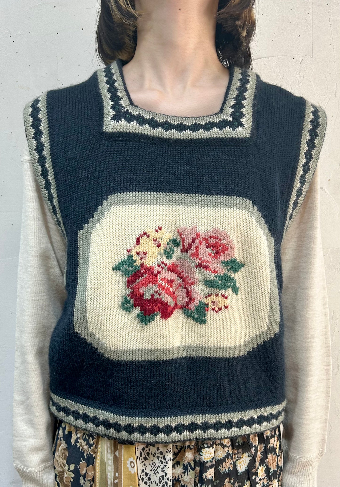 Vintage Hand Embroidered Knit Vest [B26182]