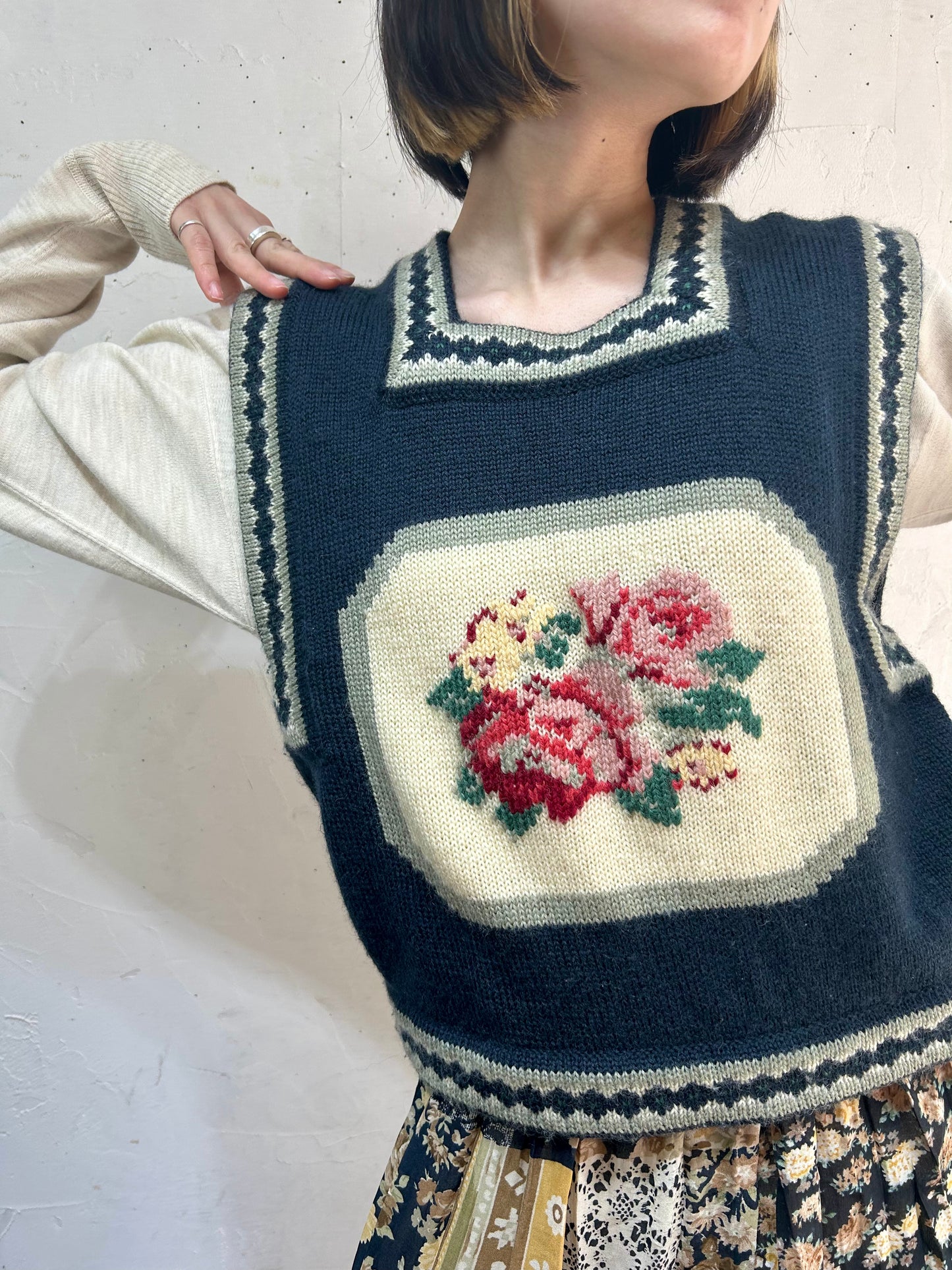 Vintage Hand Embroidered Knit Vest [B26182]