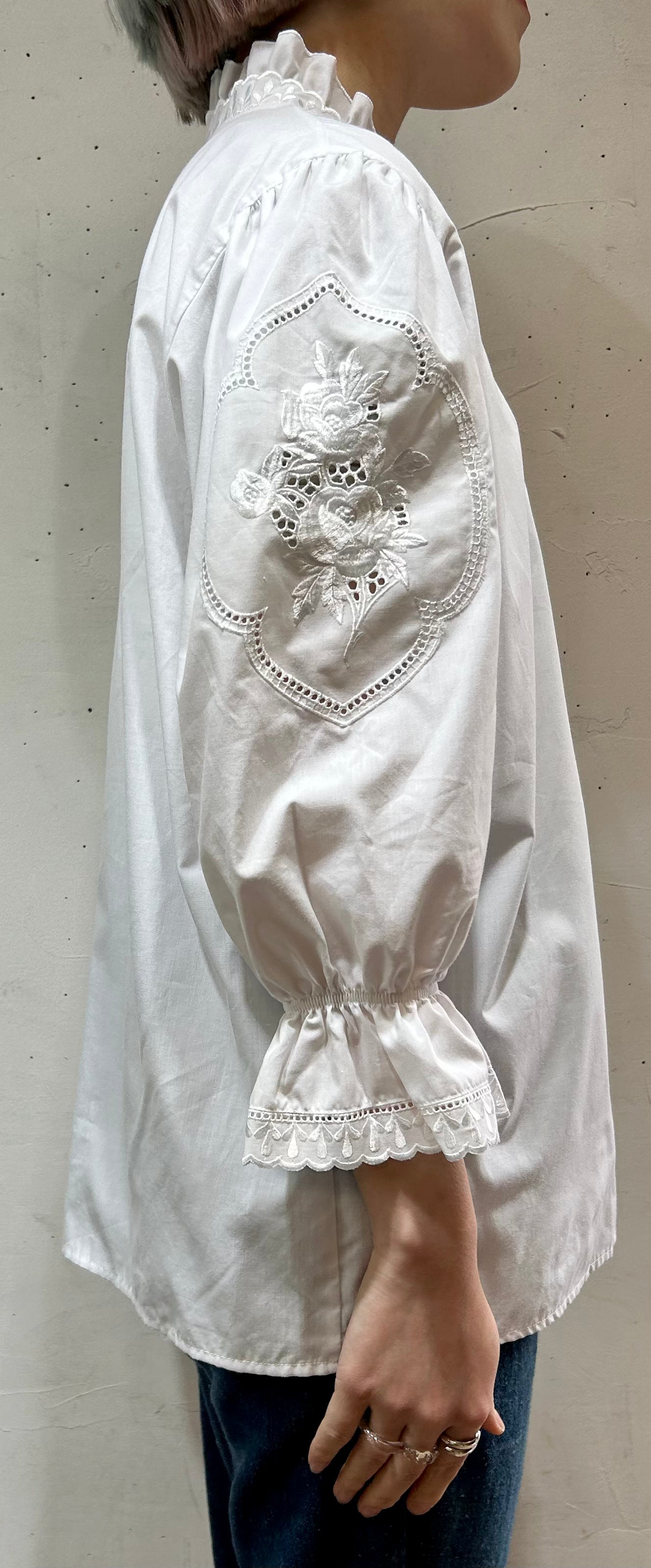 Vintage White Blouse [D26718]