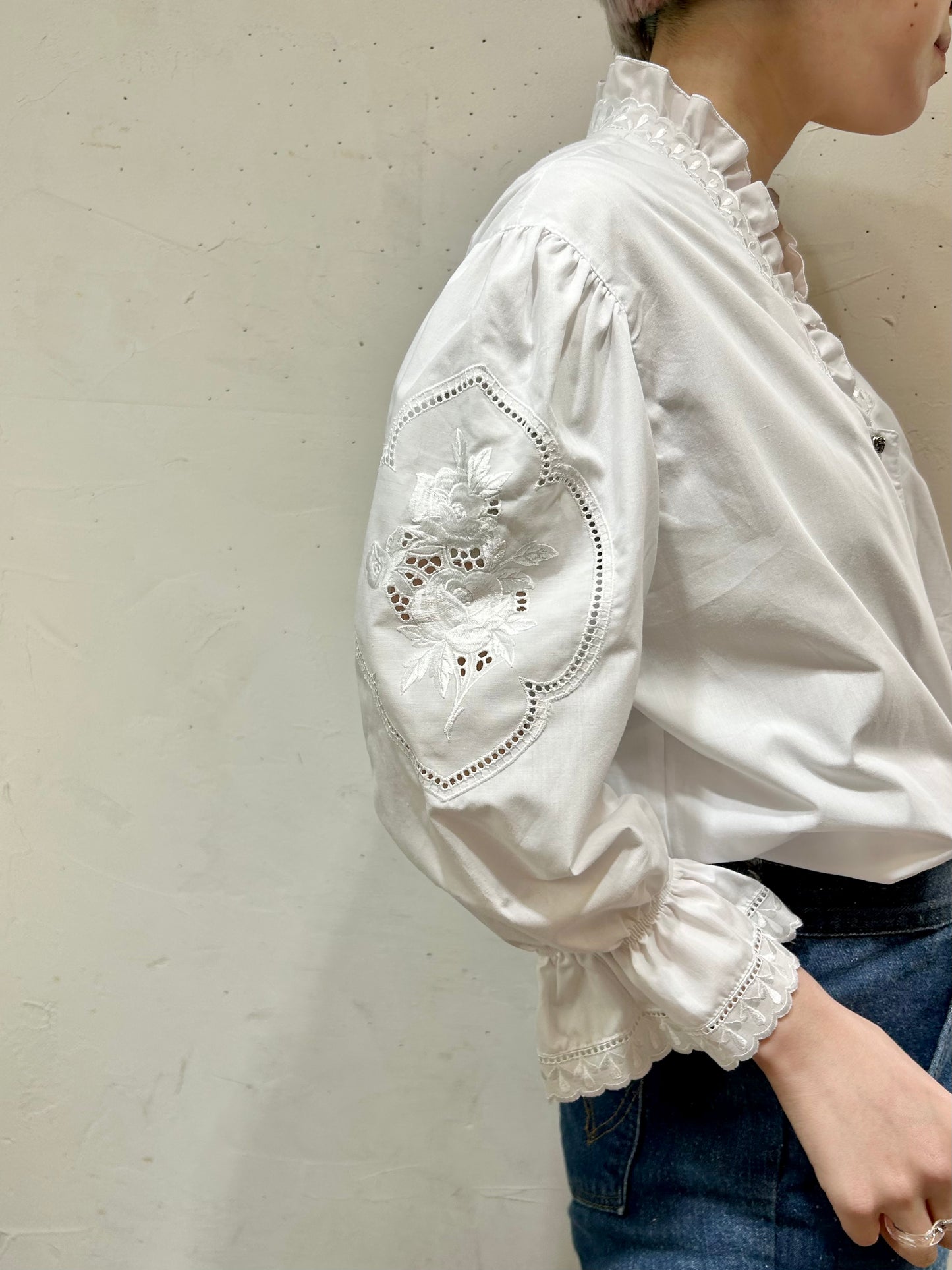 Vintage White Blouse [D26718]