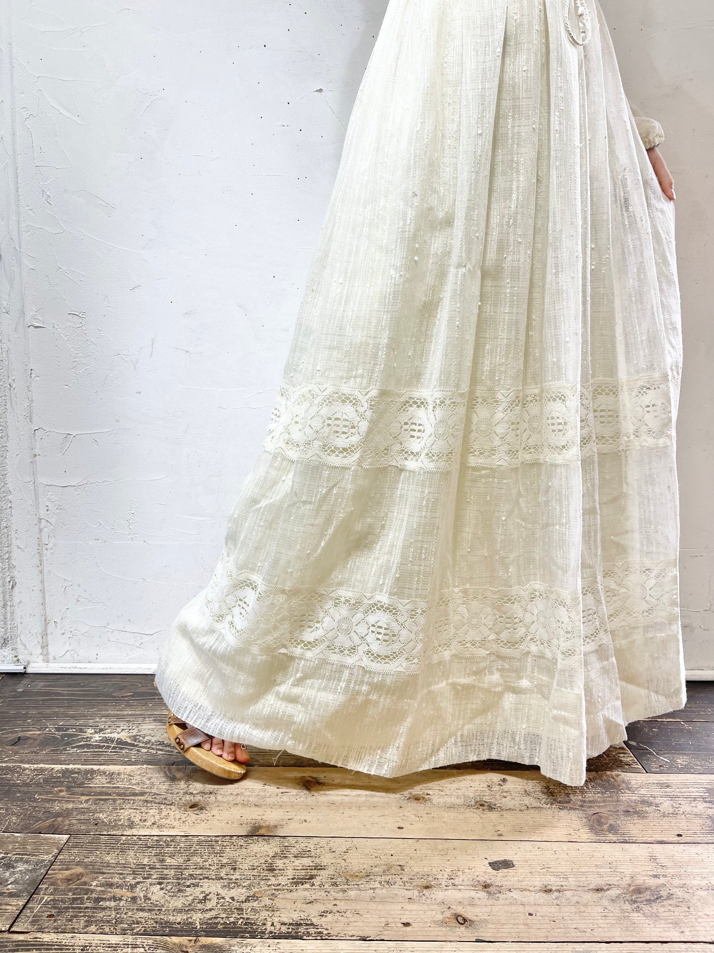 ’70s Vintage White Lace Dress [B26170]